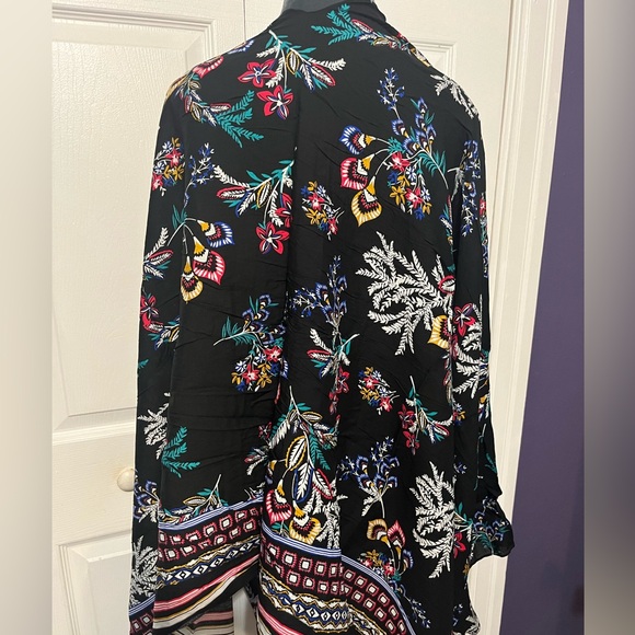 WOMEN’S SHAWL WRAP PONCHO LIGHTWEIGHT BLACK FLORAL KOLLIE MORE  NWT - Picture 3 of 5